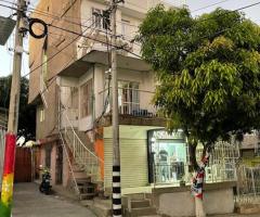 Edificio rentable en venta – 4 apartamentos y locales comerciales en esquina | Cartagena