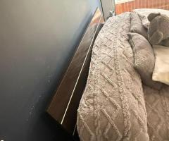 CAMA USASADA QUEEN  CON MESITAS DE NOCHE