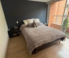 CAMA USASADA QUEEN  CON MESITAS DE NOCHE